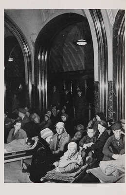 [Фотографии Русской войны / тексты и фотографии Маргарет Бурк-Уайт]. New York: Simon & Schuster, 1942.